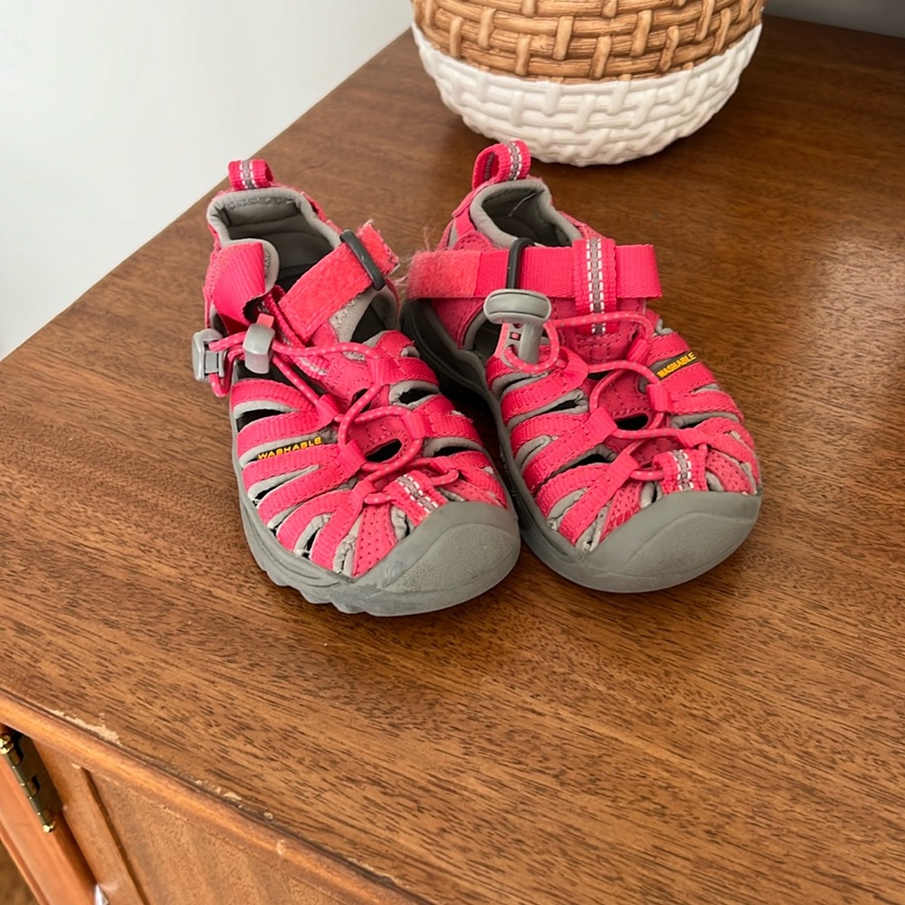 Keen kids shoes in hot pink size 8